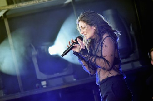 02-lorde-performs-at-gov-ball-2017-a-billboard-1548.jpg
